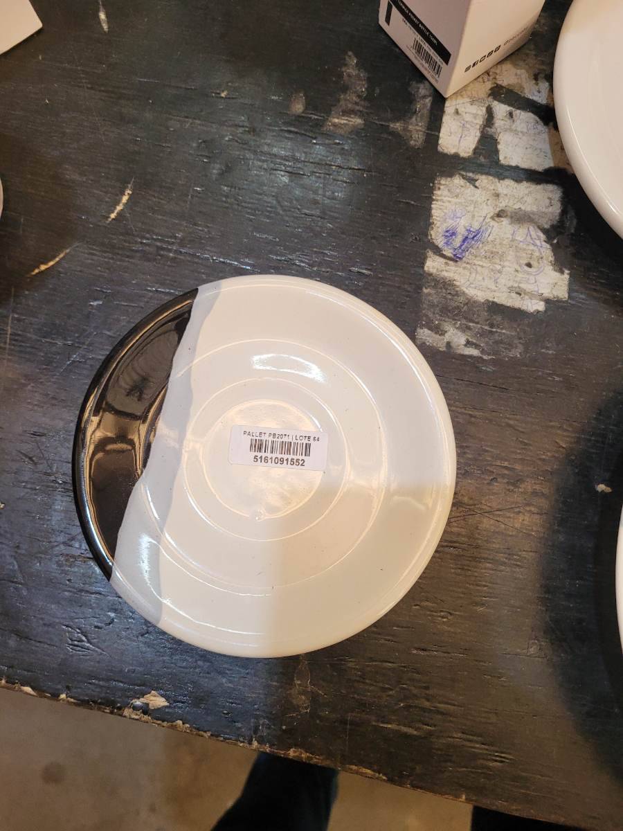 Prato de cerâmica branco com detalhe preto