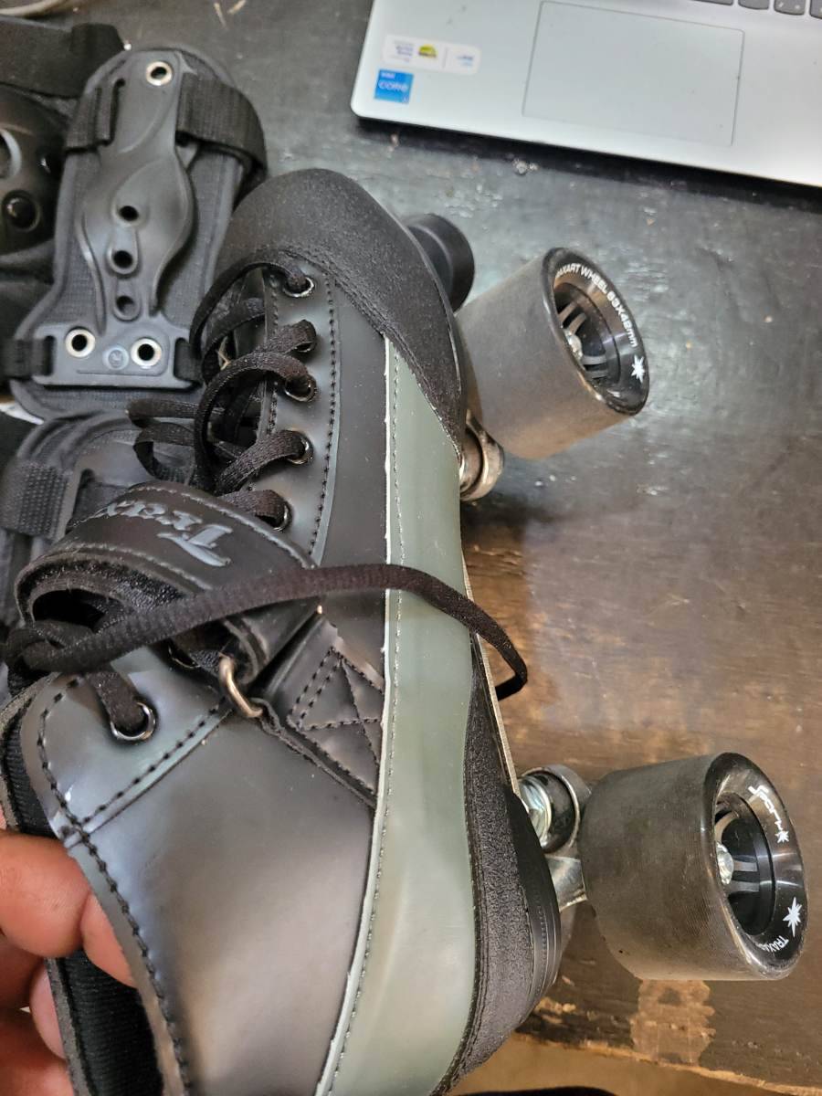 Patins quad preto com detalhes cinza