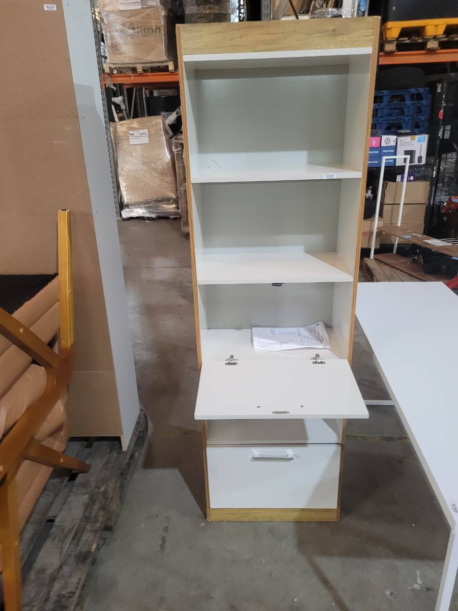 Estante multiuso com prateleiras e portas