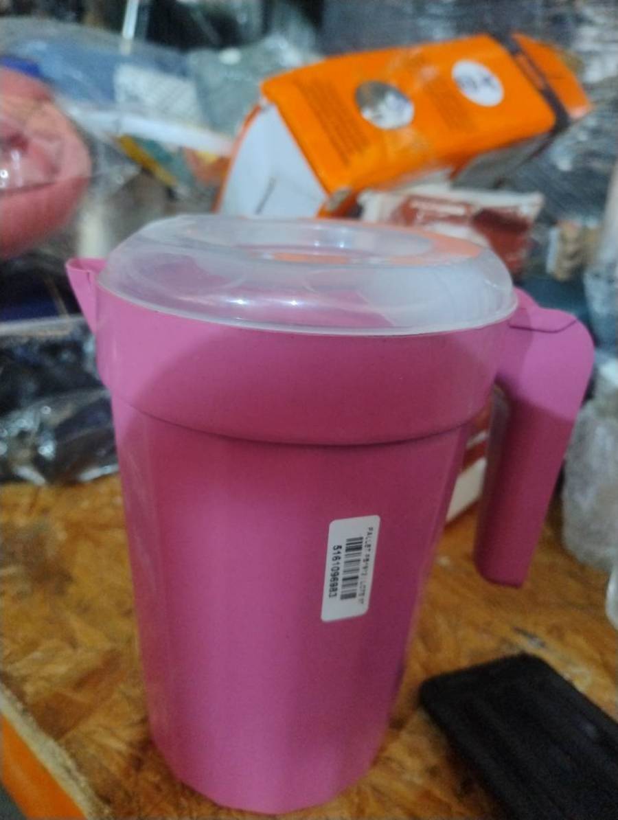 Jarra plástica com tampa