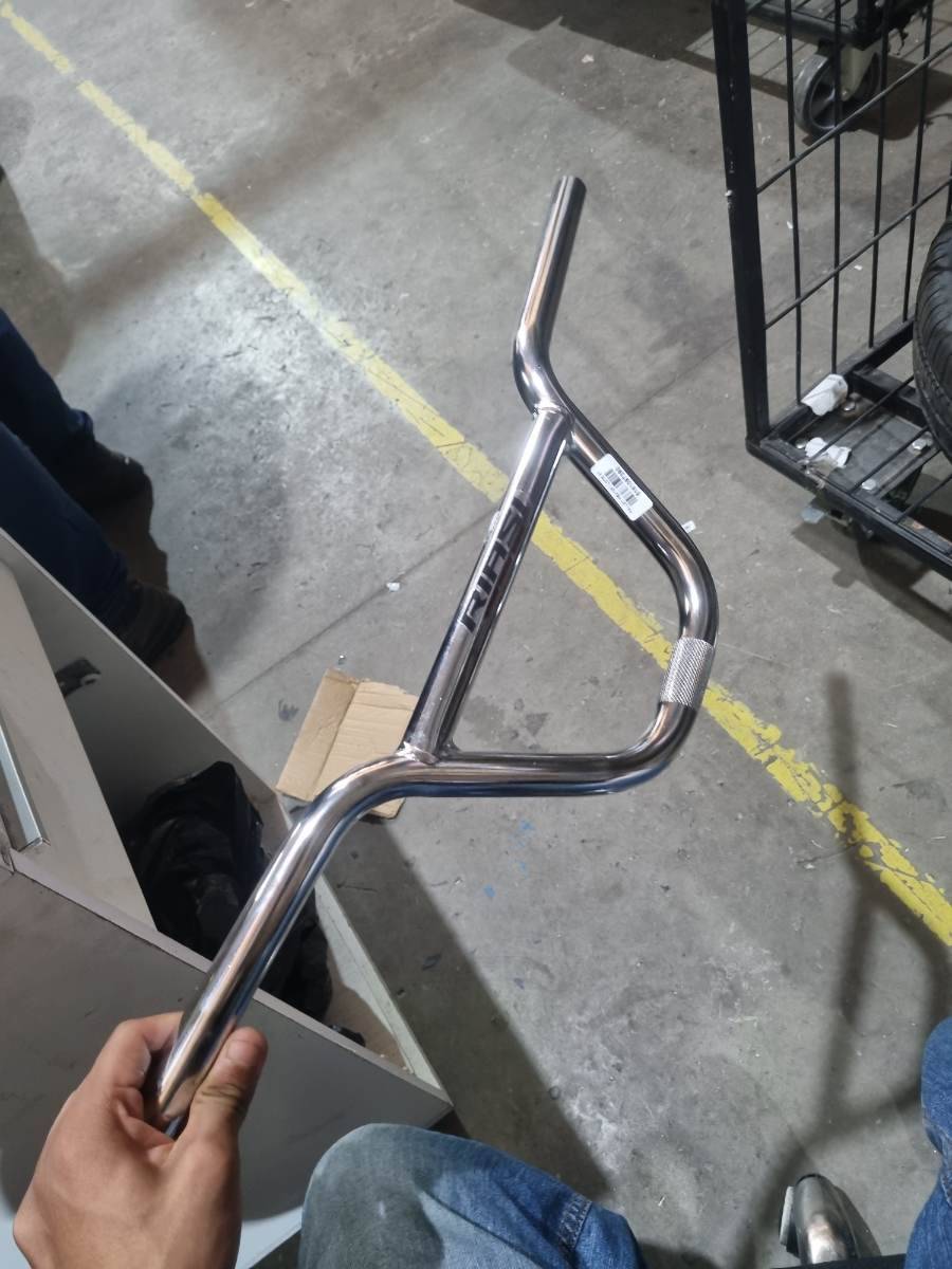 Guidão de bicicleta BMX em aço cromado