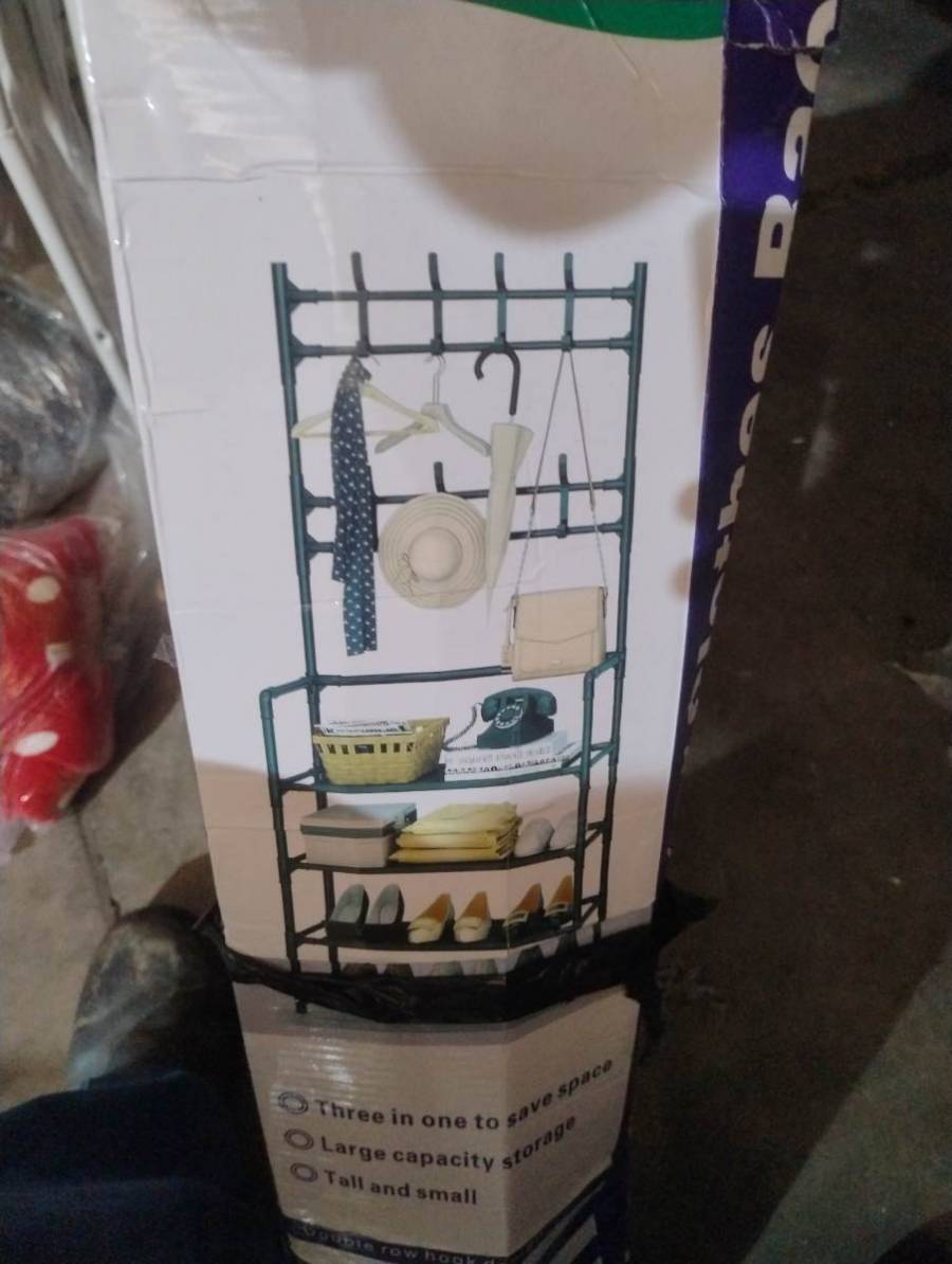 Organizador multiuso com cabideiro e prateleiras