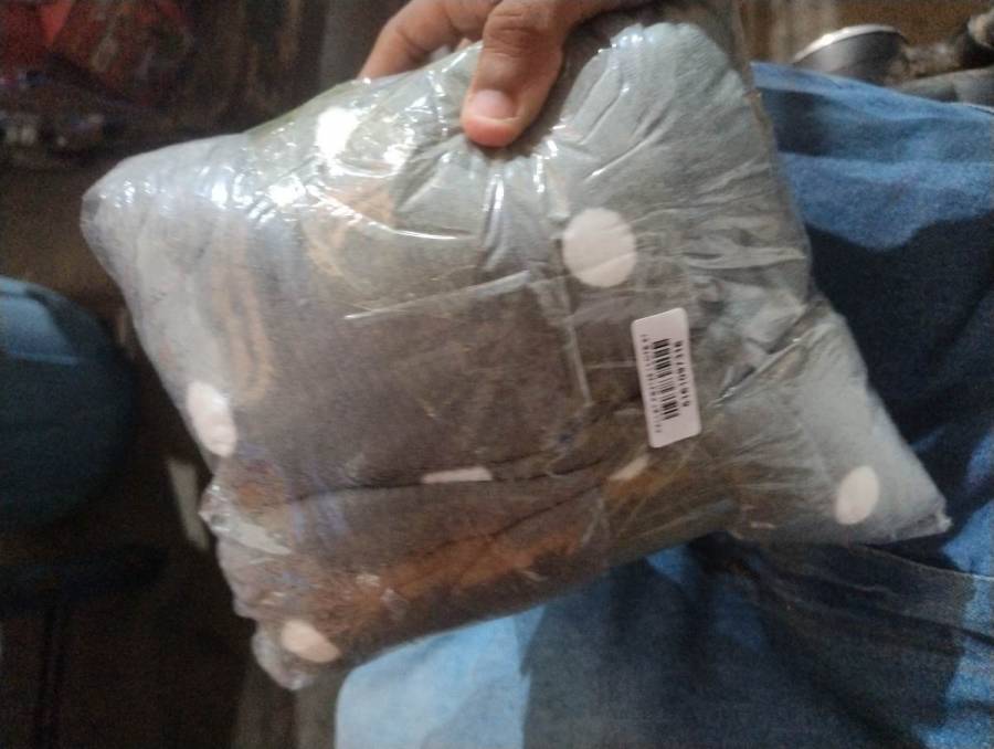 mantinha cinza com bolinhas brancas