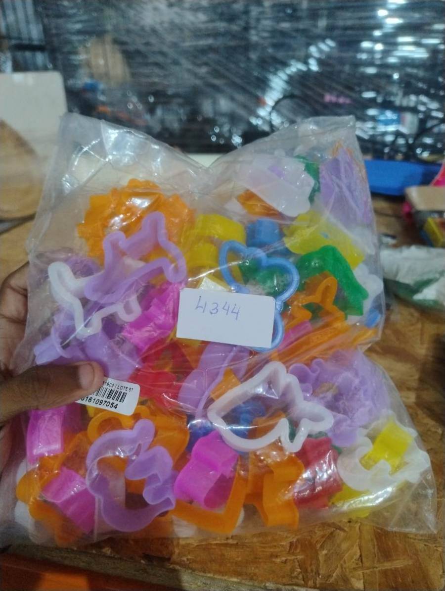Kit de cortadores de biscoito em plástico colorido