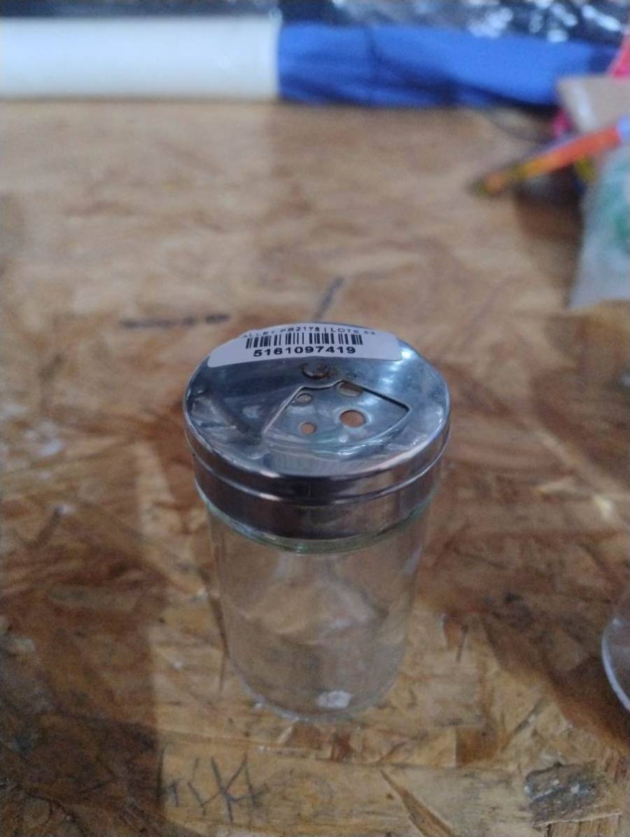 Pote de vidro com tampa metálica perfurada