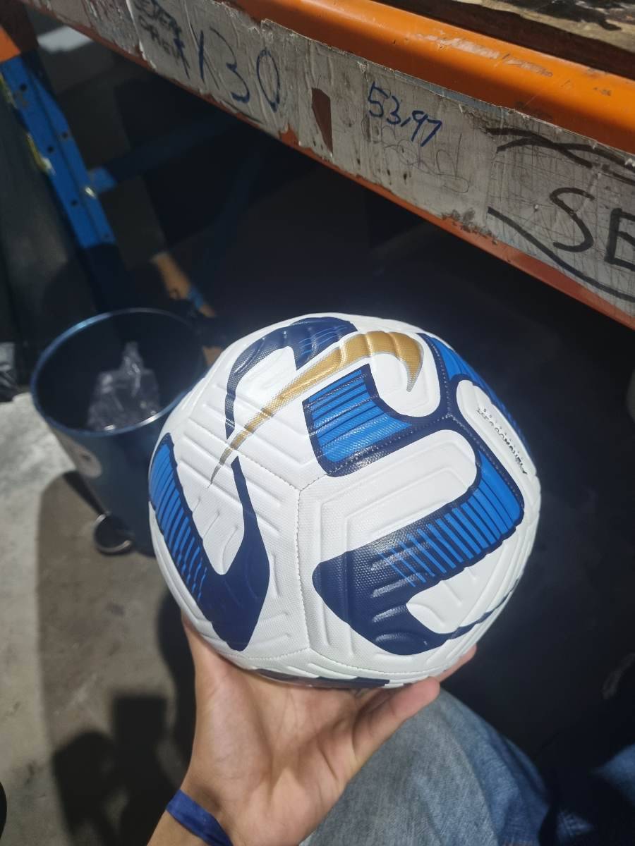 Bola de futebol Nike branca com detalhes em azul e dourado