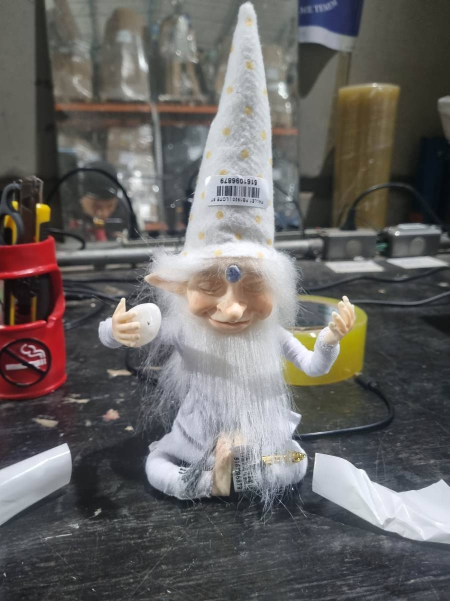 Estatueta gnomo meditando com chapéu pontudo branco com bolinhas amarelas