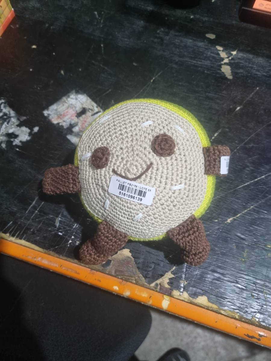 Brinquedo de crochê em formato de personagem sorridente