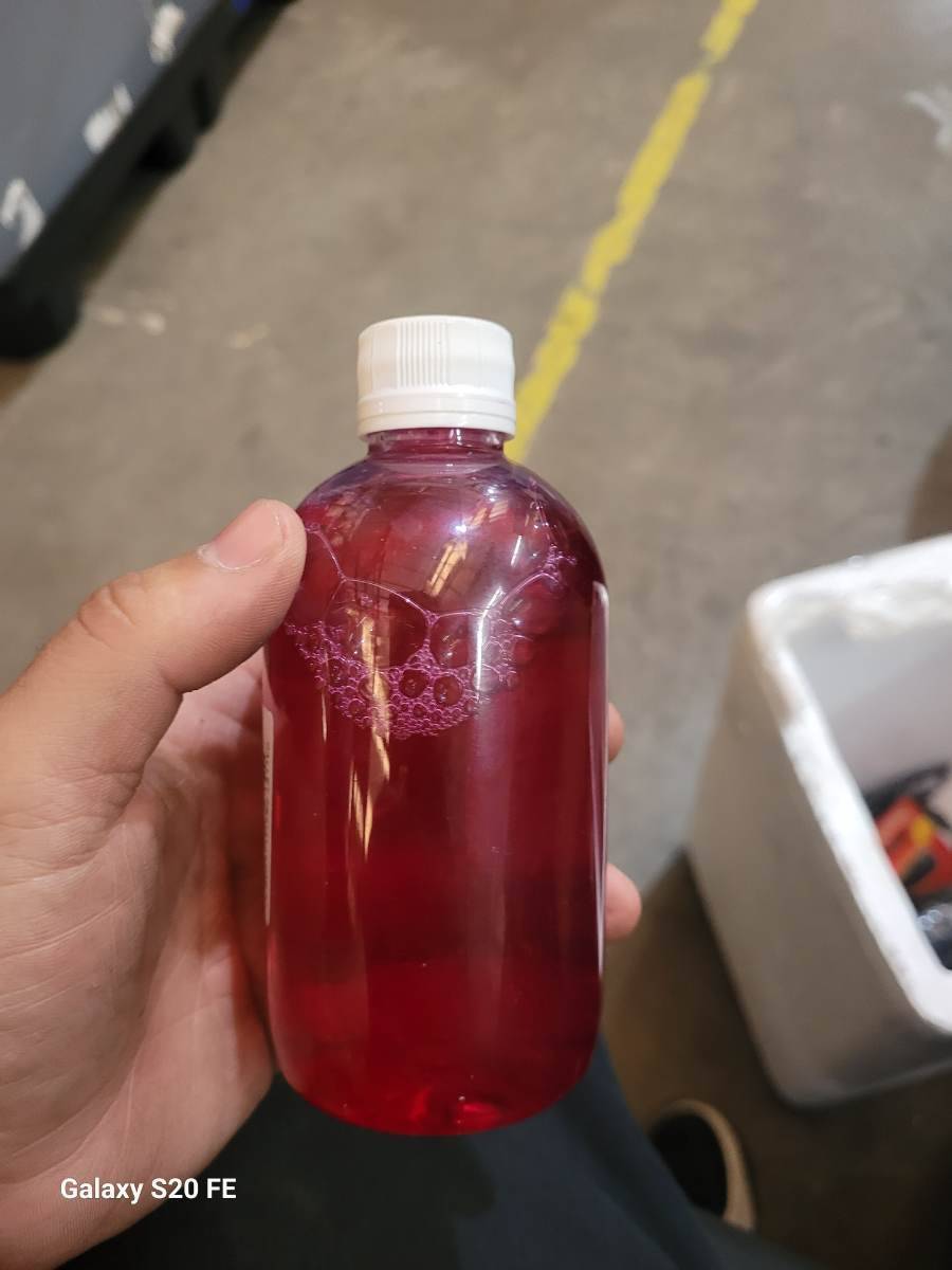 Frasco plástico com líquido vermelho