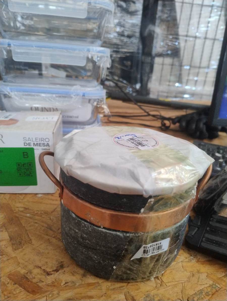 Panela de pedra com alça de cobre