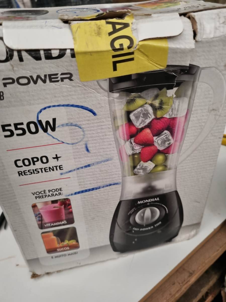 Liquidificador Mondial com copo resistente