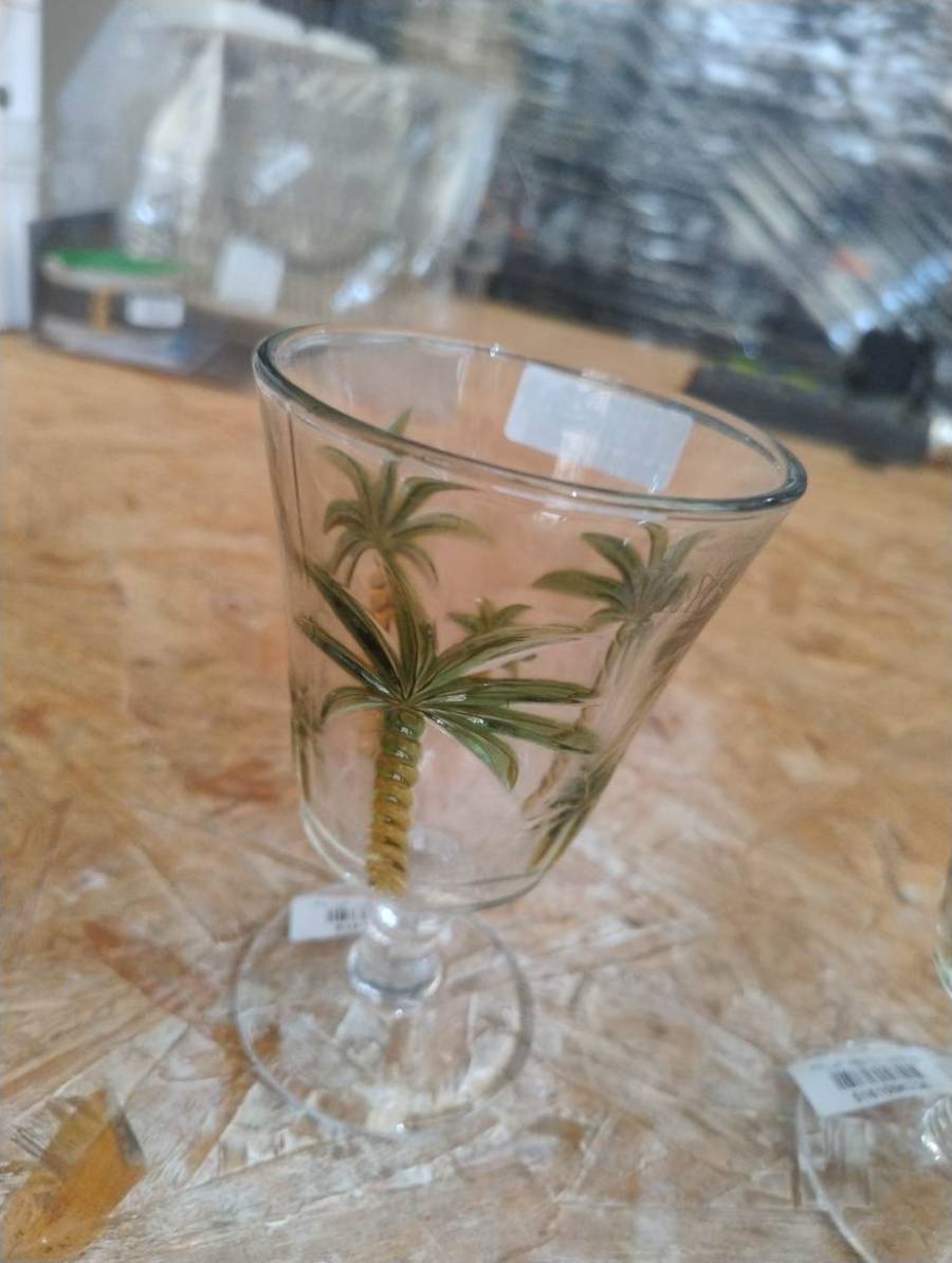 Taça de vidro decorada com palmeira