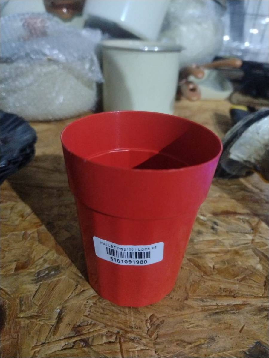 copo plástico vermelho