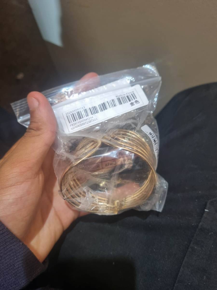 Pulseira de metal dourada