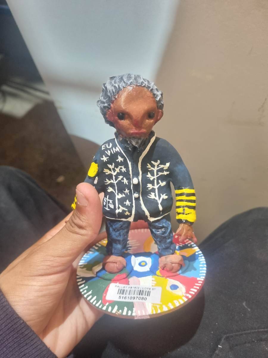 Estatueta decorativa de personagem com base colorida