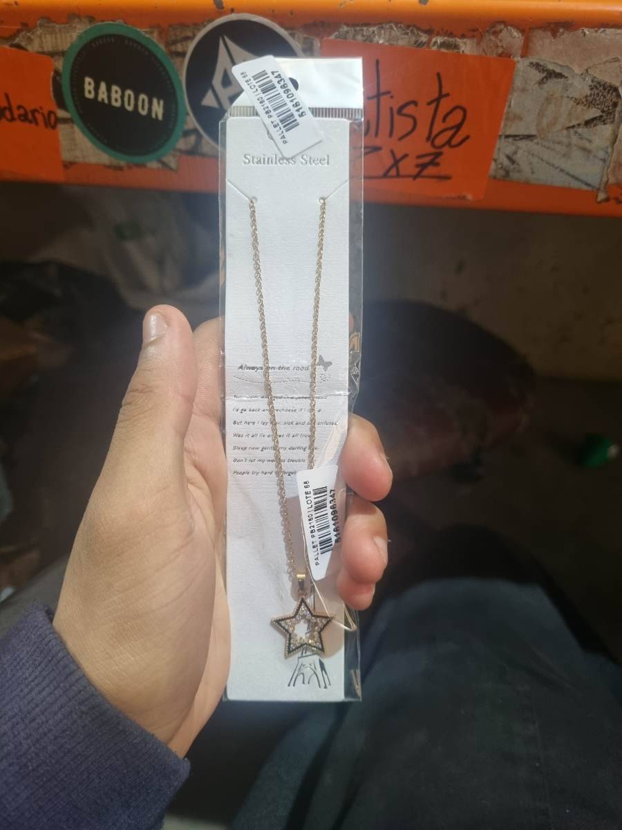 Colar com pingente de estrela em aço inox