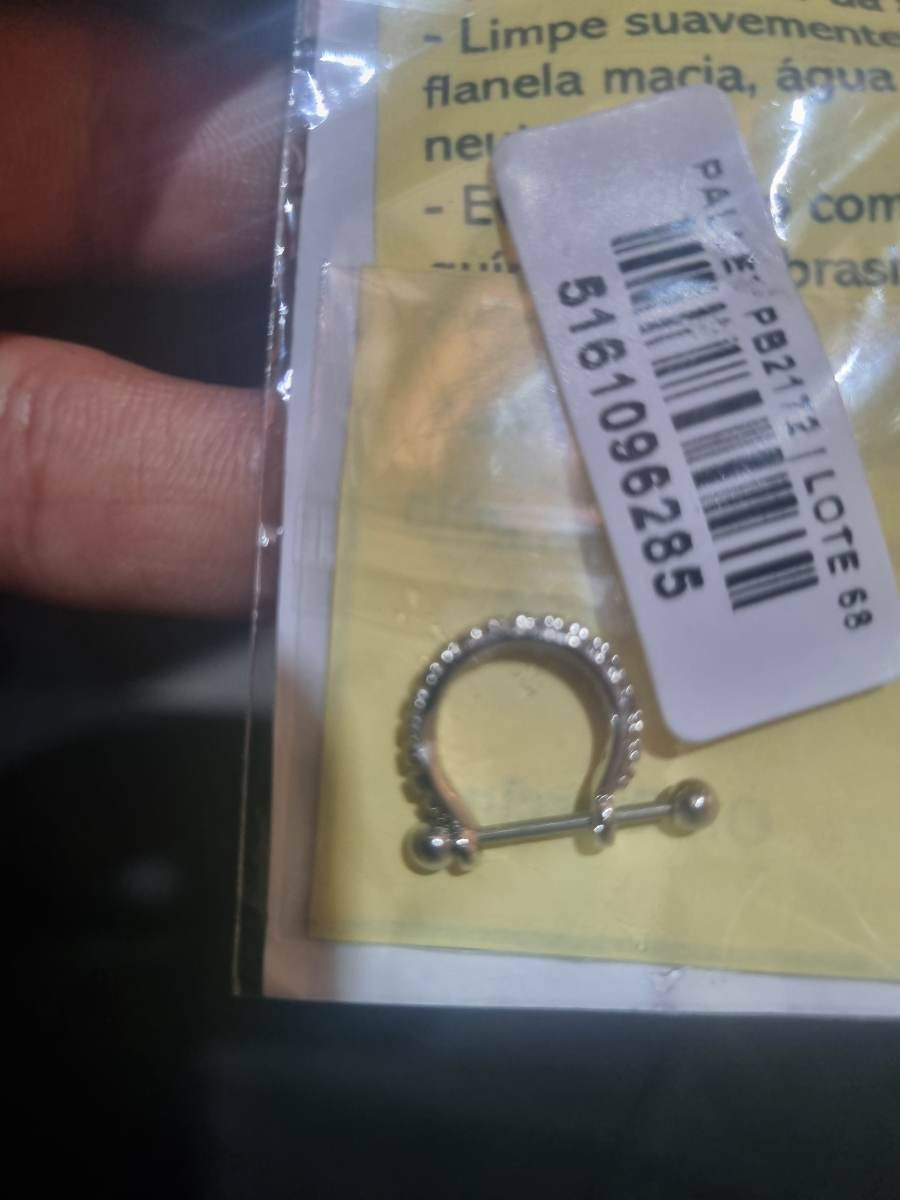 Piercing de orelha em metal prateado
