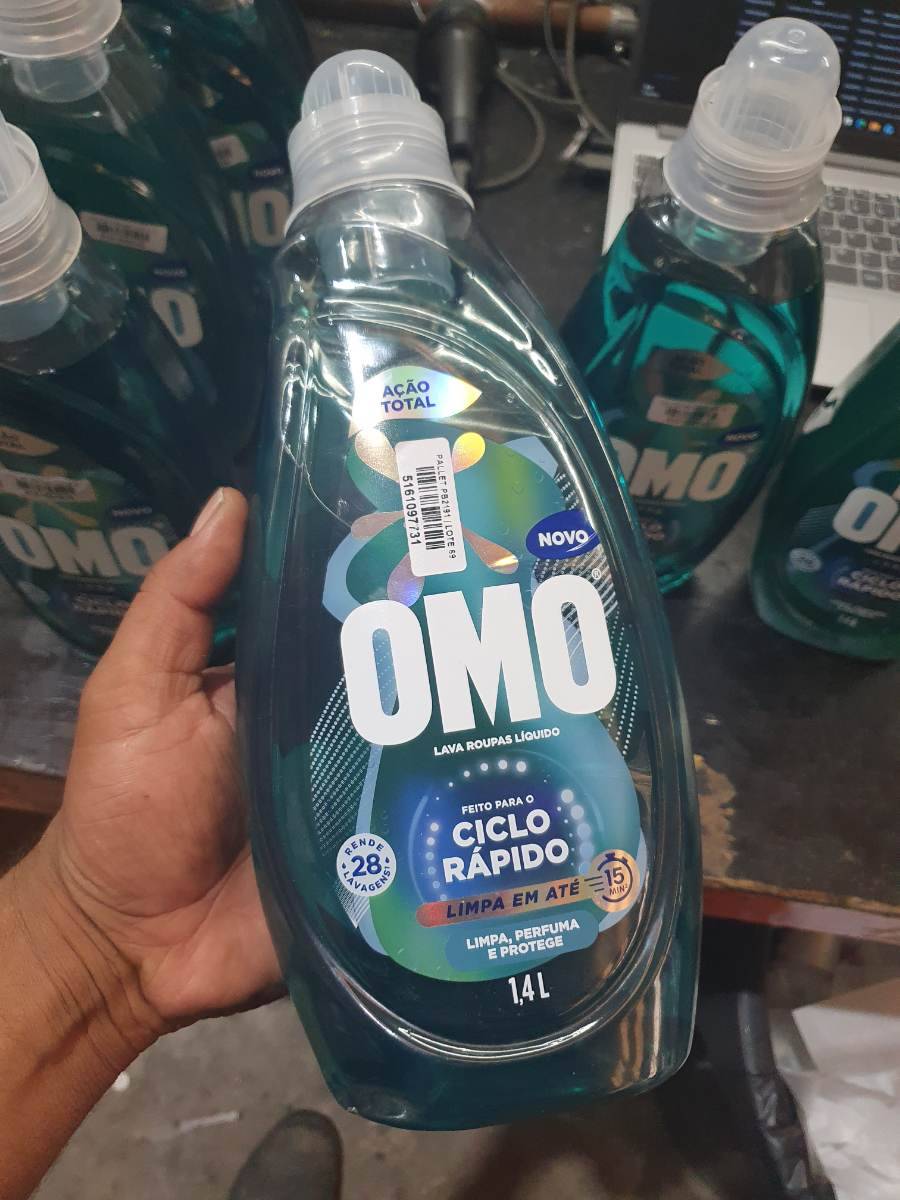 Detergente líquido para roupas OMO ciclo rápido