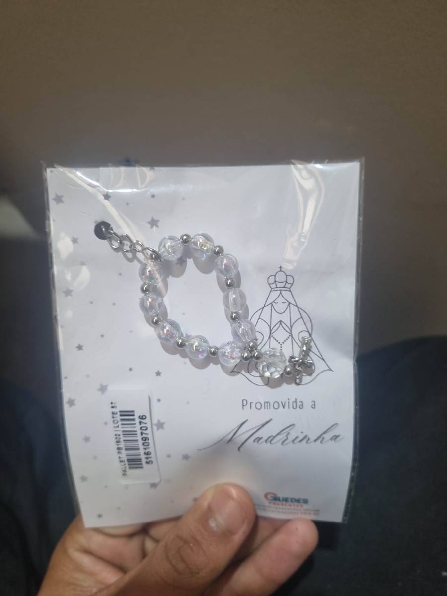 Pulseira de contas transparentes com pingentes