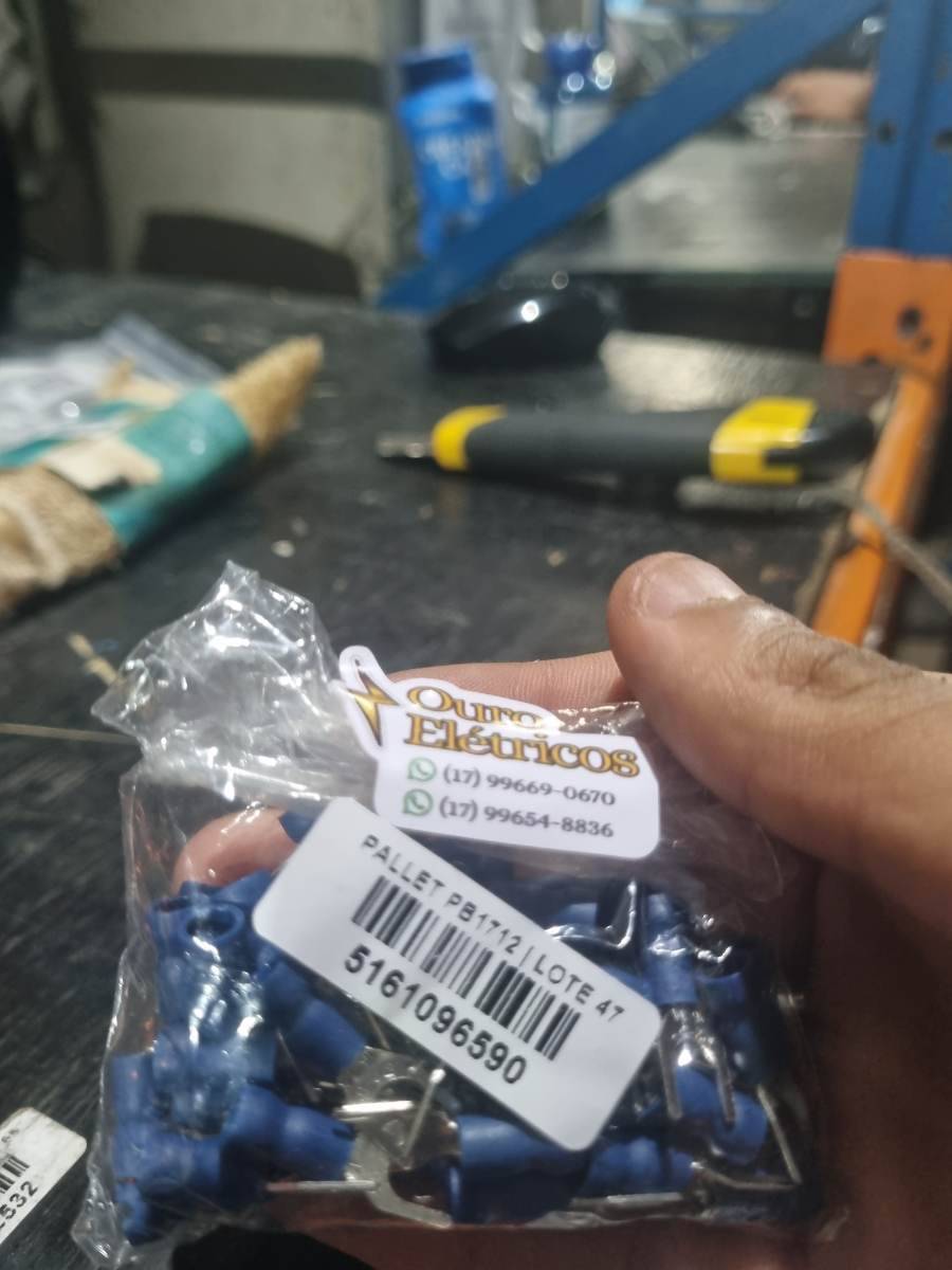 Terminal elétrico azul com pino metálico