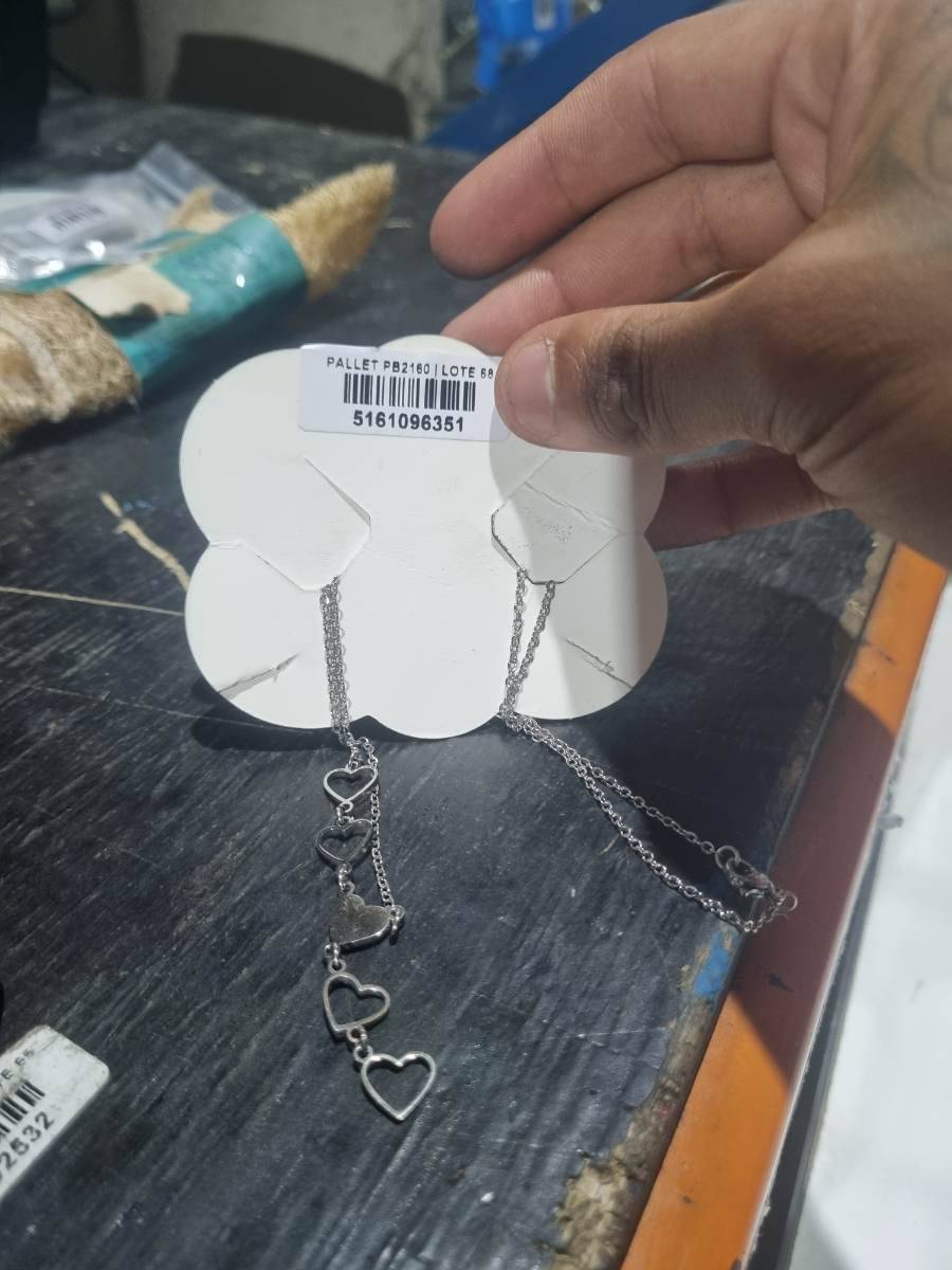 Colar com pingentes de corações