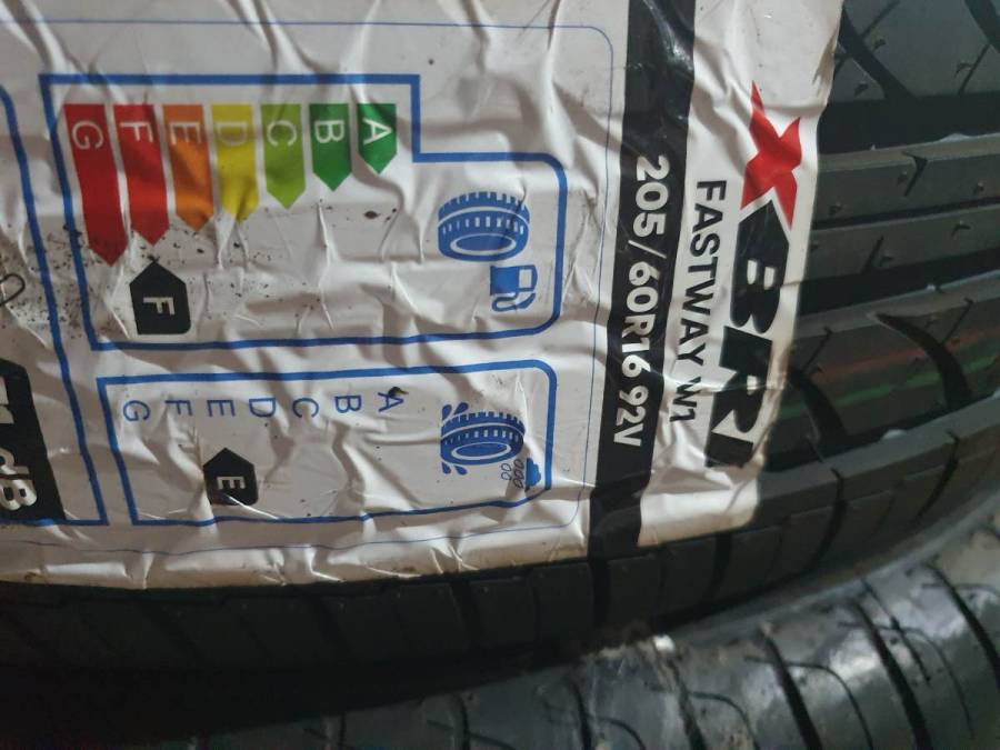 Pneu automotivo 205/60R16 92V