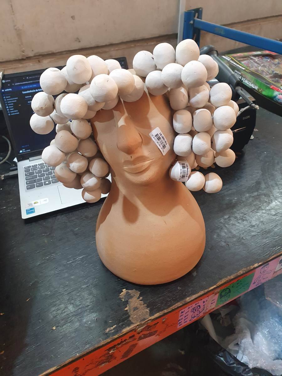 Escultura decorativa de cabeça feminina em cerâmica com bolas brancas no cabelo