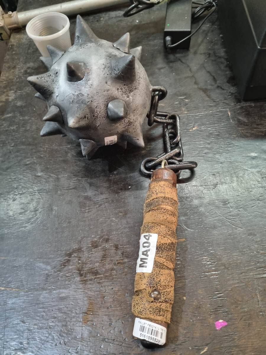 Mace medieval decorativa com corrente