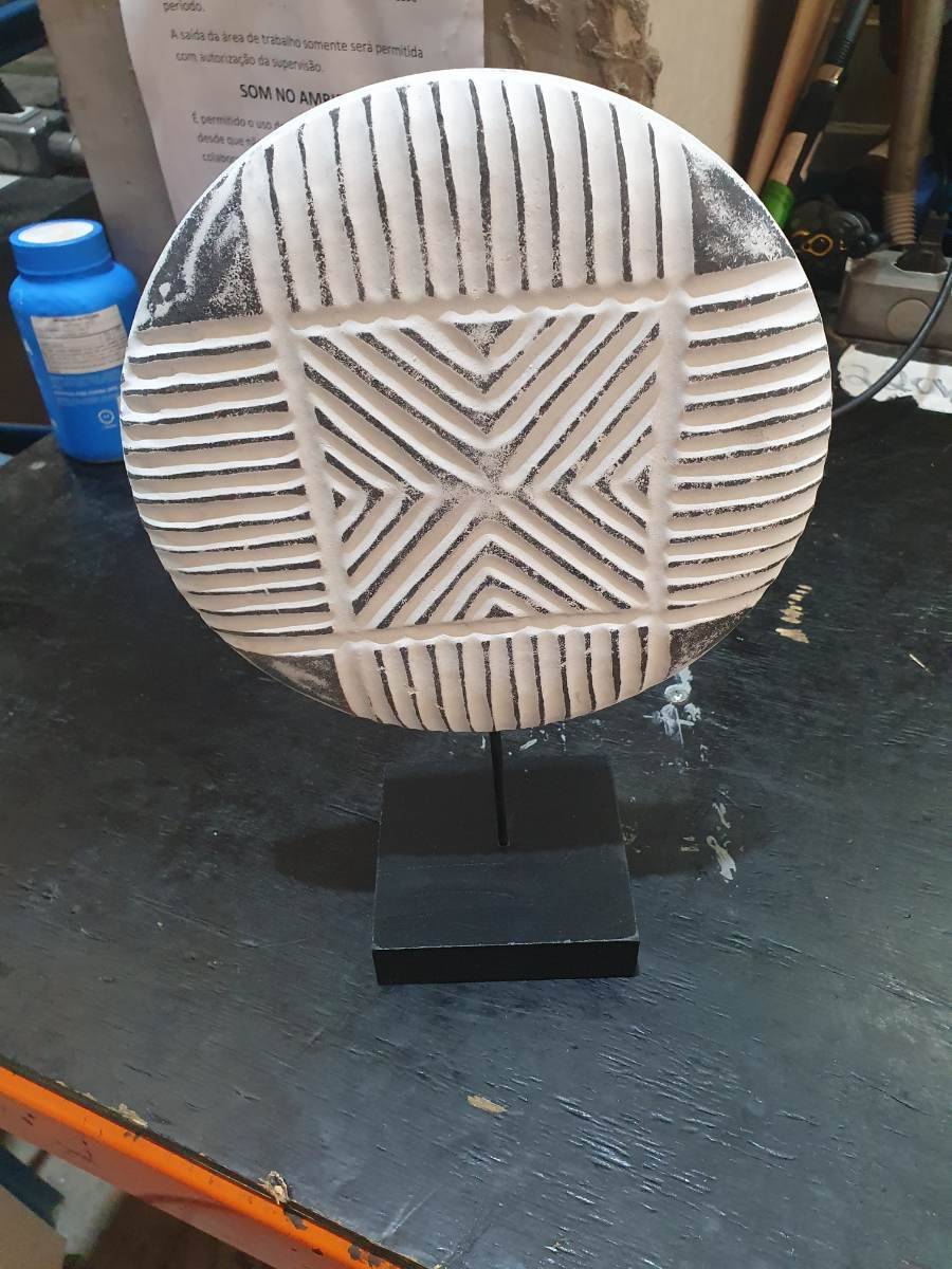 Objeto decorativo redondo com base preta