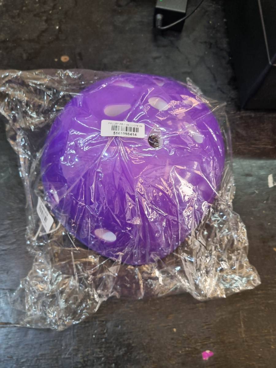 Bola de plástico furada roxa