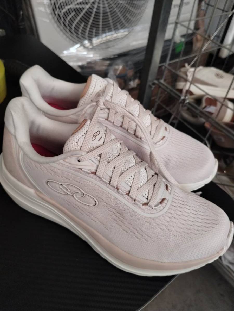 Tênis esportivo feminino