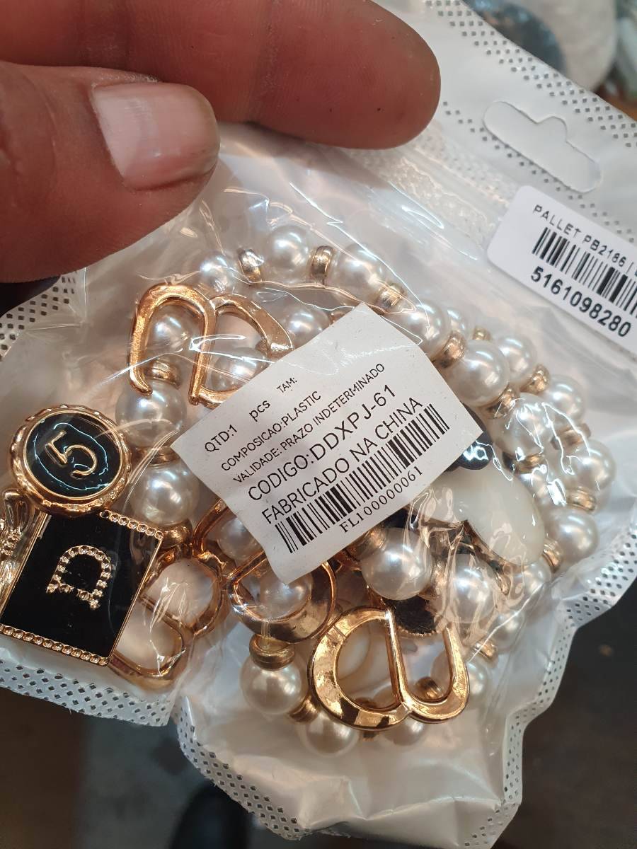Pulseira com pérolas e detalhes dourados