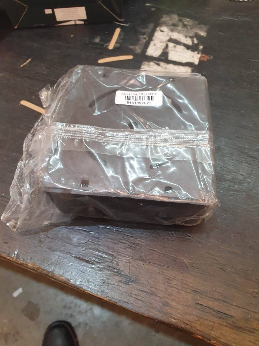 Peça plástica preta