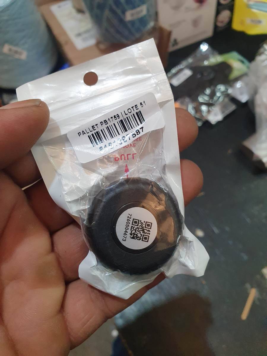 Botão ou peça plástica redonda preta