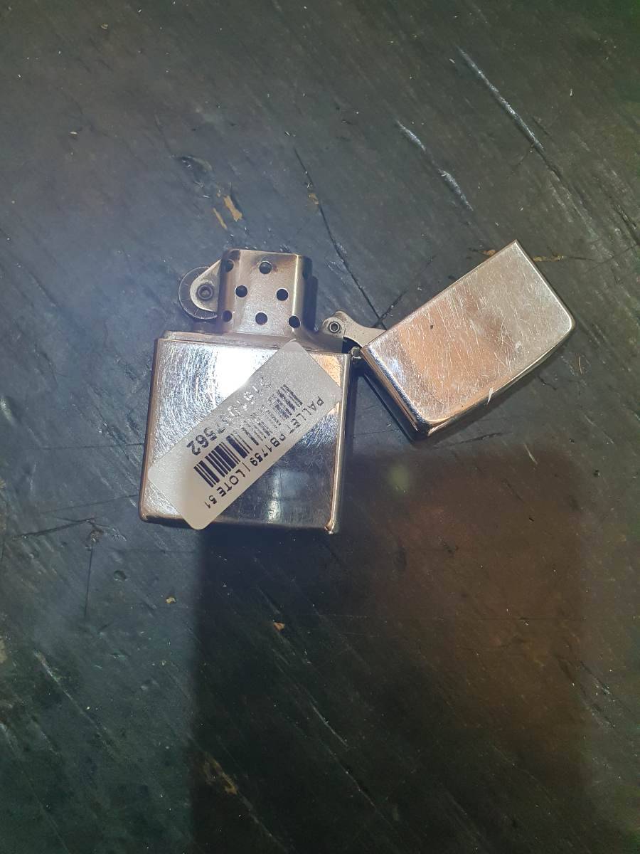 Isqueiro metálico tipo Zippo