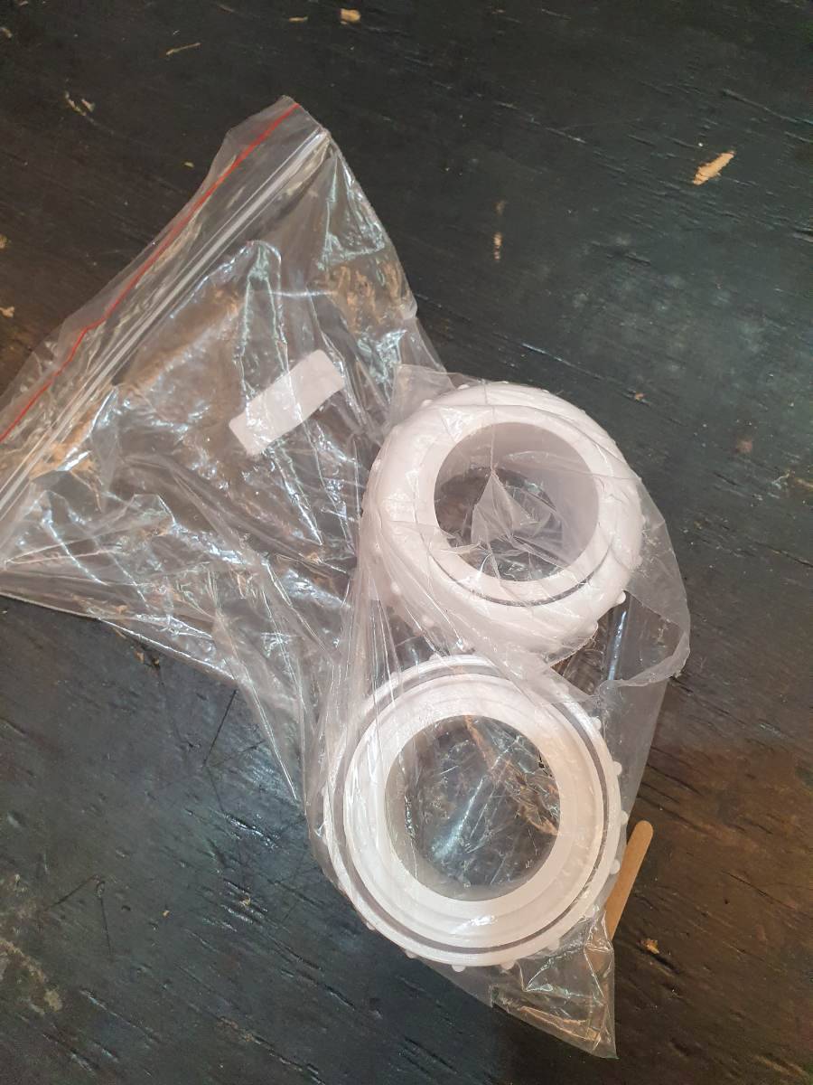 Conjunto de anéis ou buchas plásticas brancas