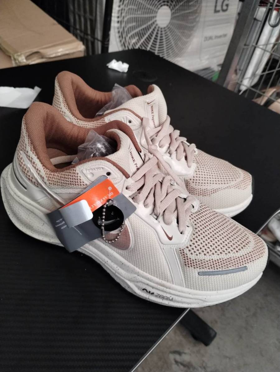 Tênis esportivo feminino Nike