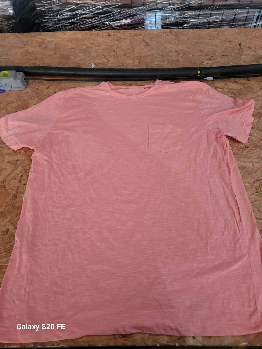 Camiseta masculina básica com bolso