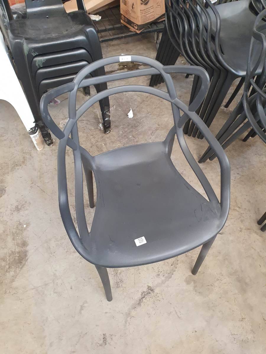 Cadeira de plástico preta