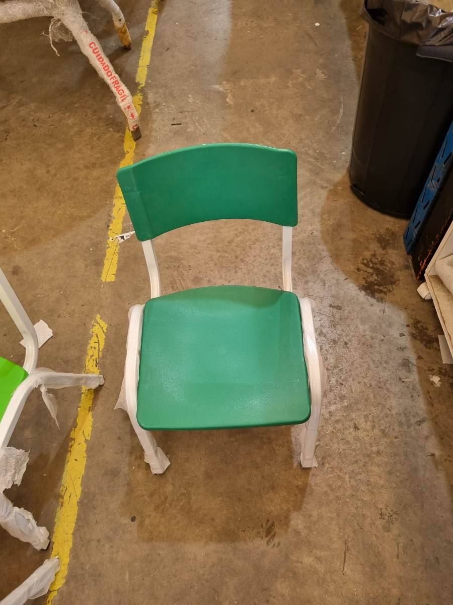 Cadeira escolar com assento e encosto azul