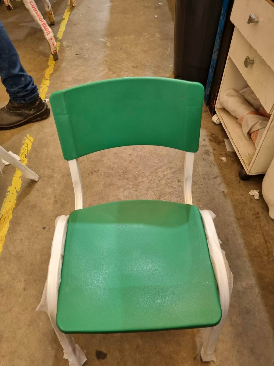 Cadeira escolar com assento e estrutura verde