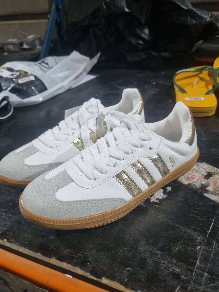 Tênis branco com detalhes dourados