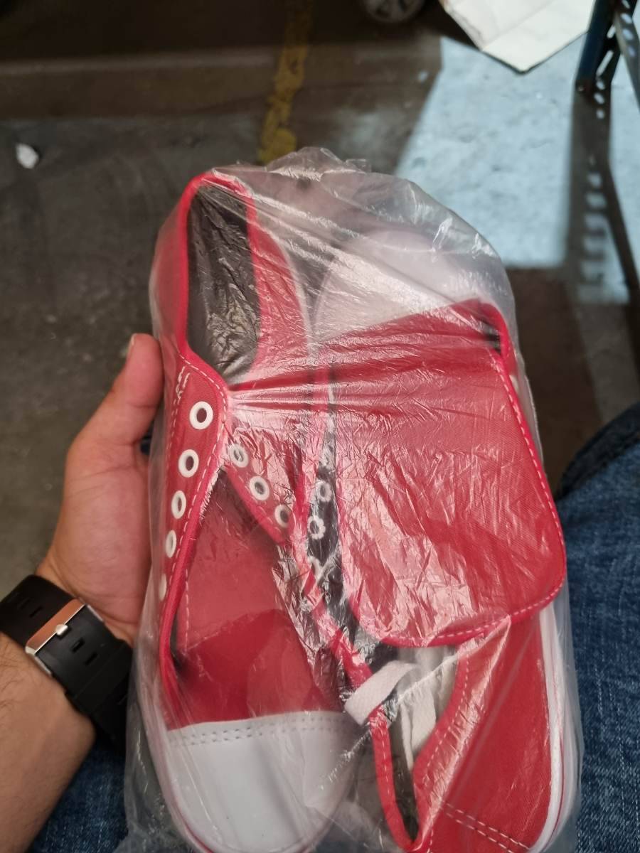 Tênis casual vermelho com detalhes em branco