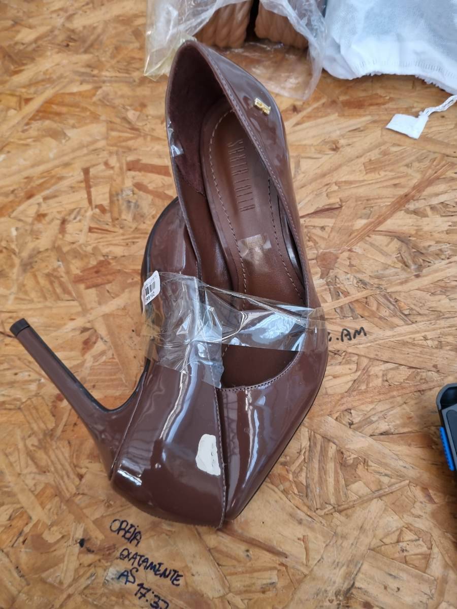 Sapato feminino de salto alto verniz marrom