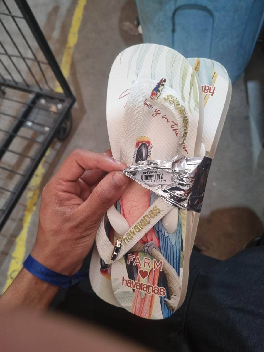 Chinelo Havaianas Farm estampa colorida com araras