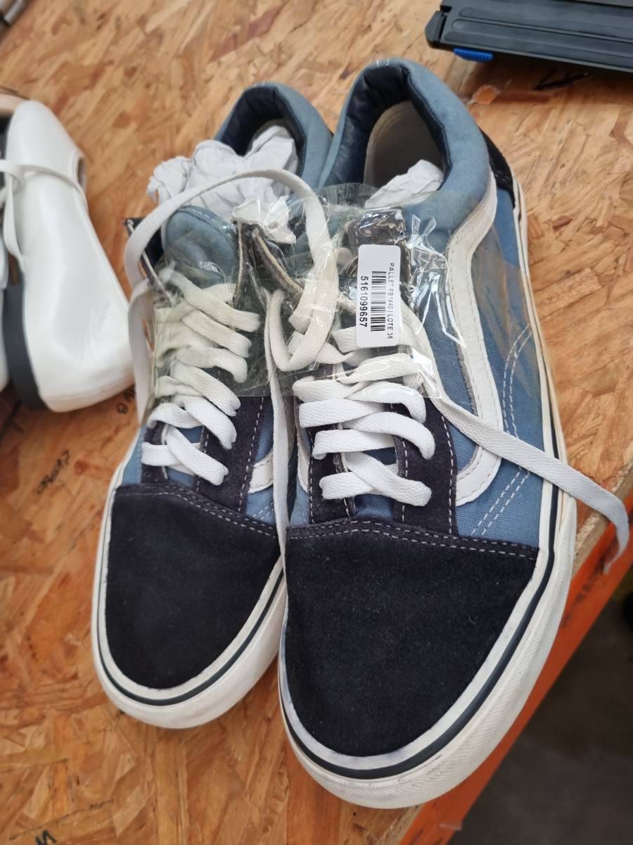 Tênis casual masculino azul e preto com cadarço branco
