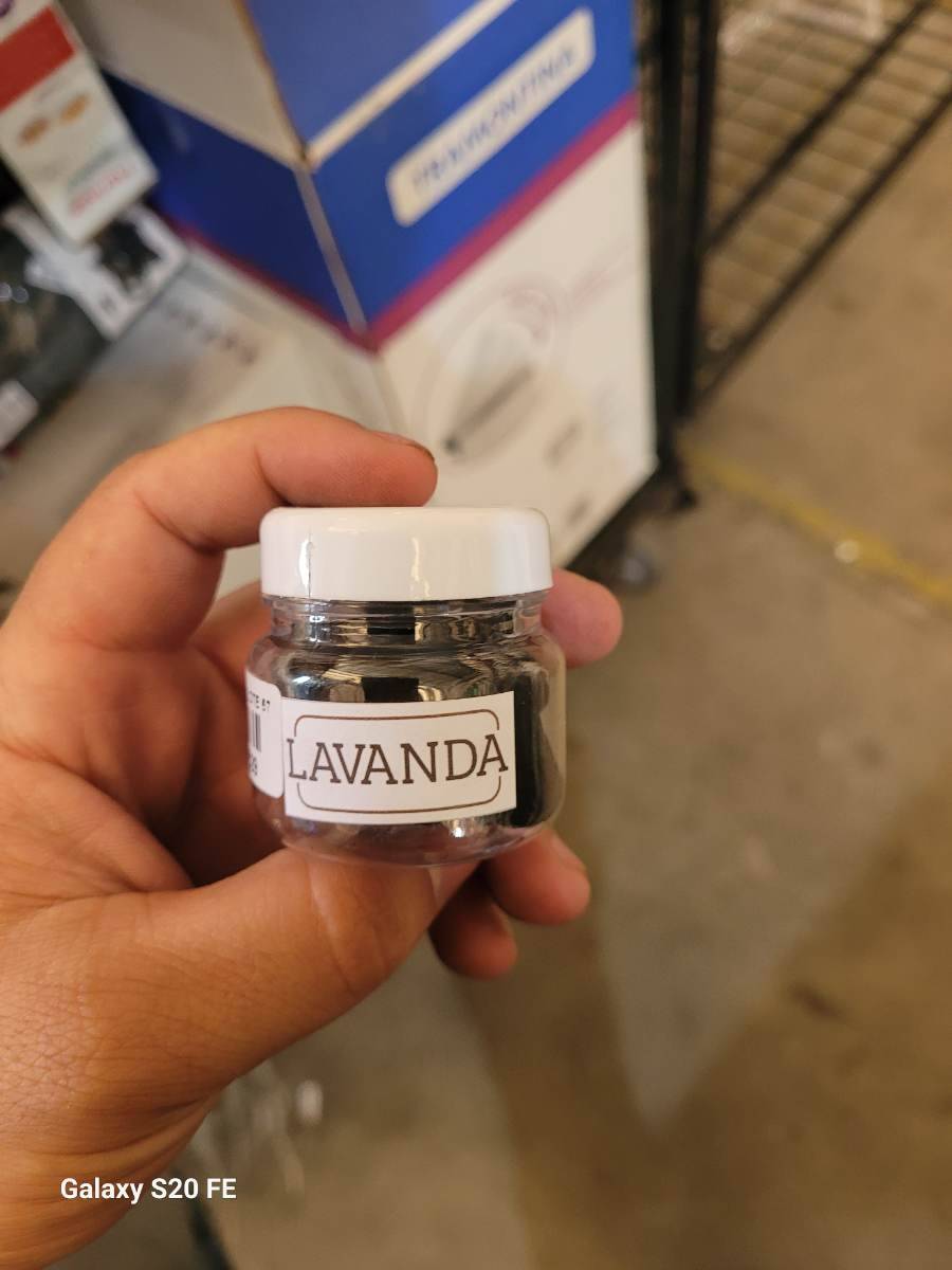 Pote pequeno com essência ou aroma de lavanda