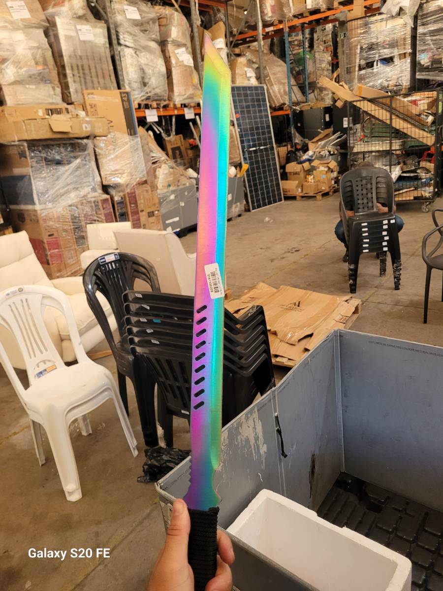 Espada decorativa com lâmina colorida