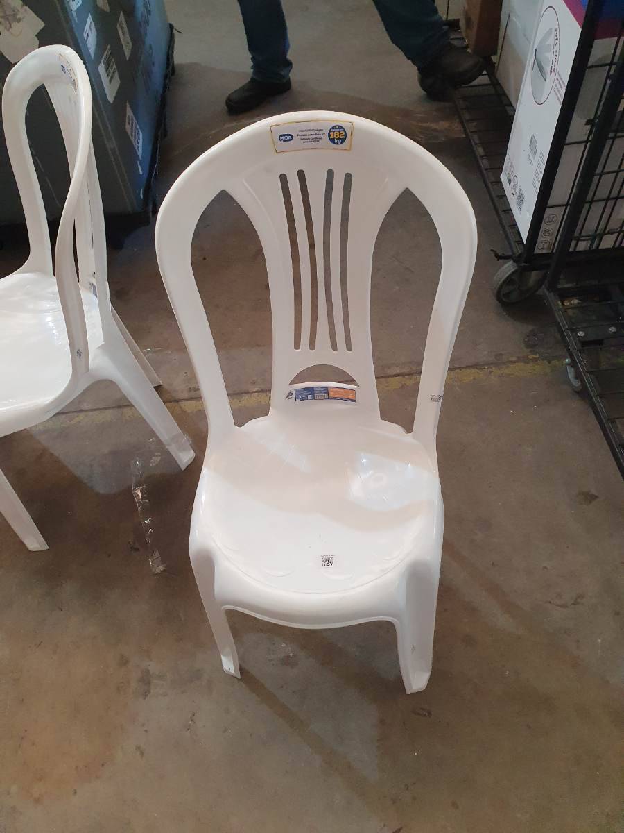 Cadeira plástica branca
