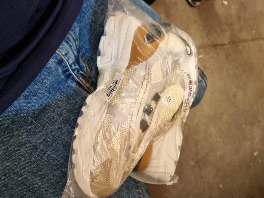 Tênis feminino casual branco com detalhes bege